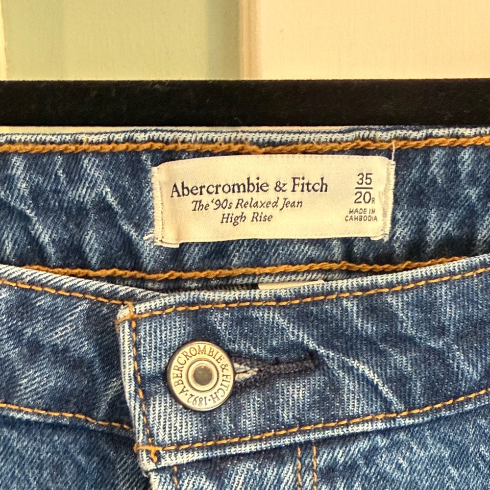 Abercrombie & Fitch High-Rise '90s Relaxed Jeans - Medium Blue